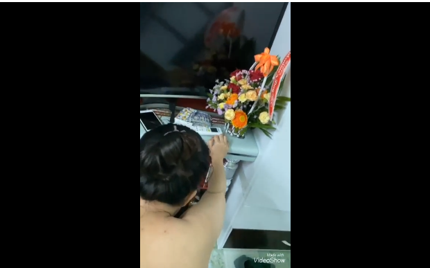 Không chịu đi tắm mà cứ gạ định chồng