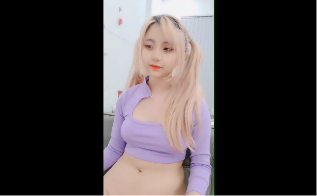 Gái livestream khoe thân và địt cùng bạn trai cực xinh