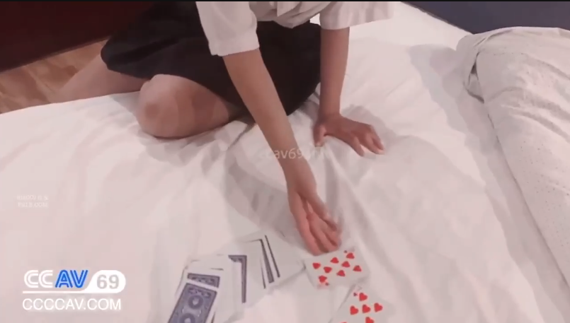 Chơi đánh bài cởi đồ cùng người yêu ở nhà mùa dịch