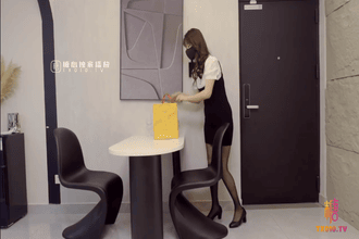 Nhân viên thực tập và giám đốc tăng ca cùng nhau